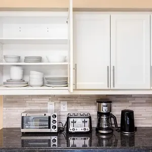 Holiday home Spacious & Quiet 4bd House In Prime Location! Upper 2 Levels!, Mississauga