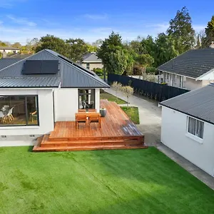 https://newly-renovated-gem-hideaway-on-sevenoaks-4-bedrooms.top-hotels-christchurch.com