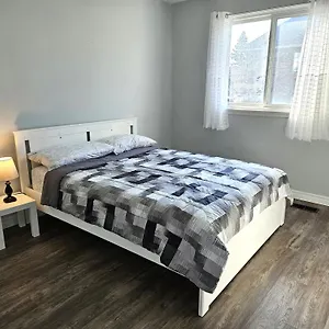 Homestay Modern Quiet By The Airport, Mississauga