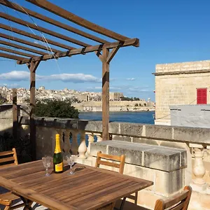https://traditional-maltese-townhouse-roof-terrace-and-views.qawrahotelsmalta.org
